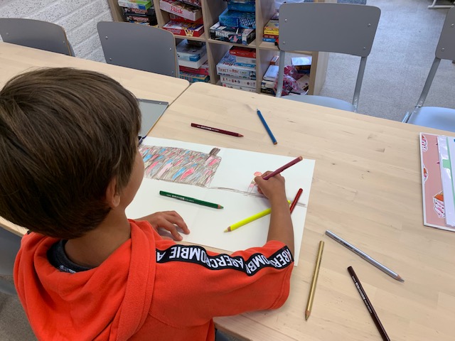 kind tekent zijn droomhuis tijdens de coaching van Jouw Sterrenkracht